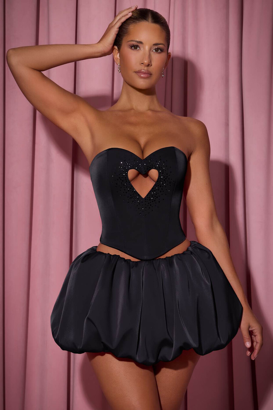top corset tomara que caia com recorte em formato de coração bordado na cor preta.
