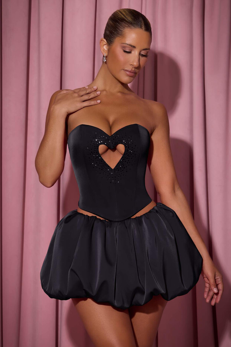 top corset tomara que caia com recorte em formato de coração bordado na cor preta.