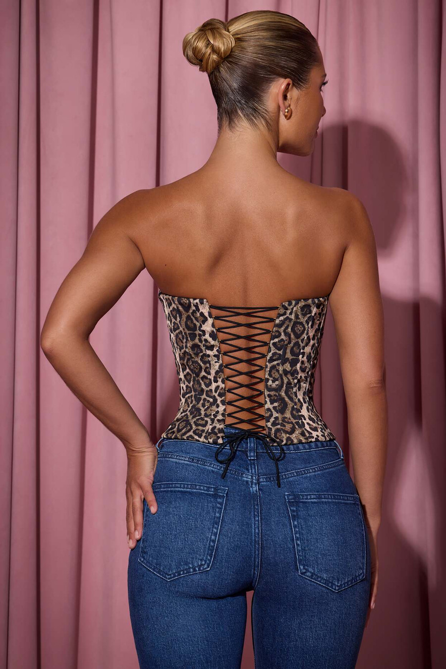 top corset de comprimento total com amarração nas costas e estampa de leopardo.