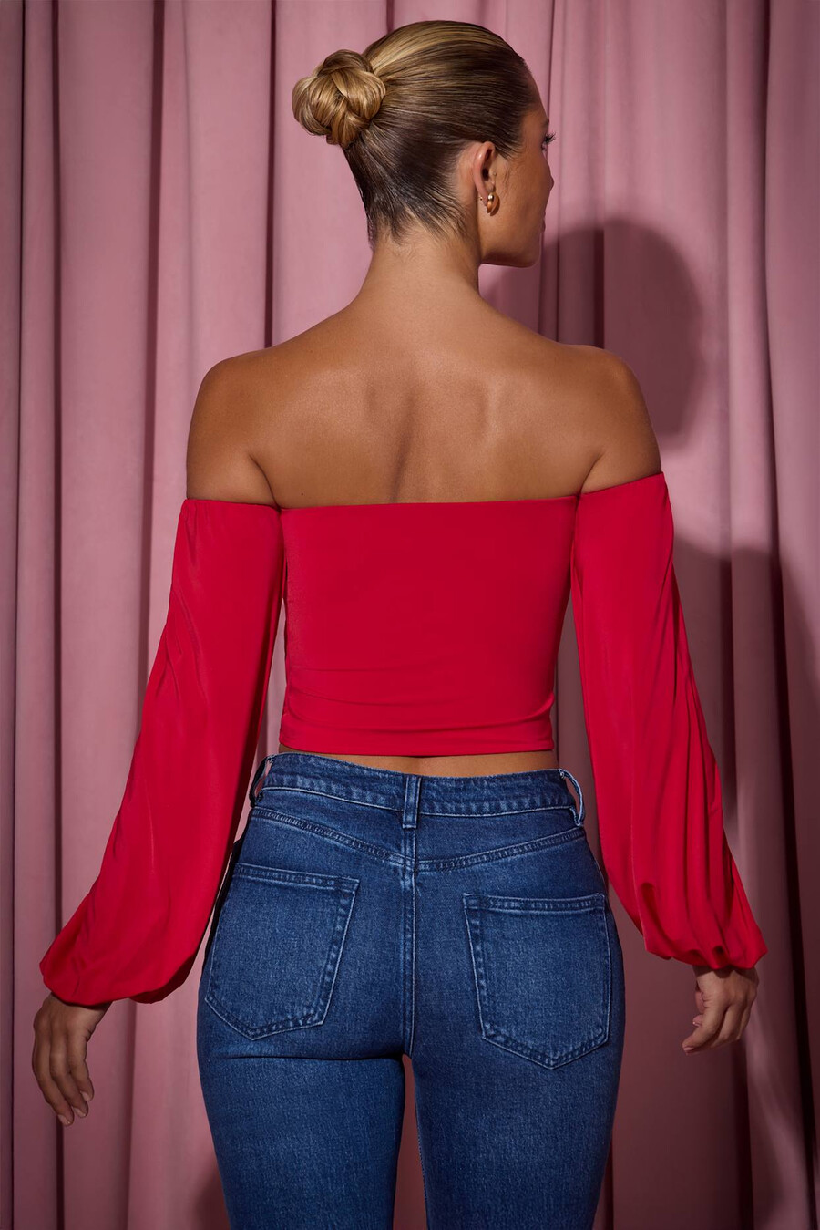blusa vermelha com ombros à mostra e mangas bufantes drapeadas.