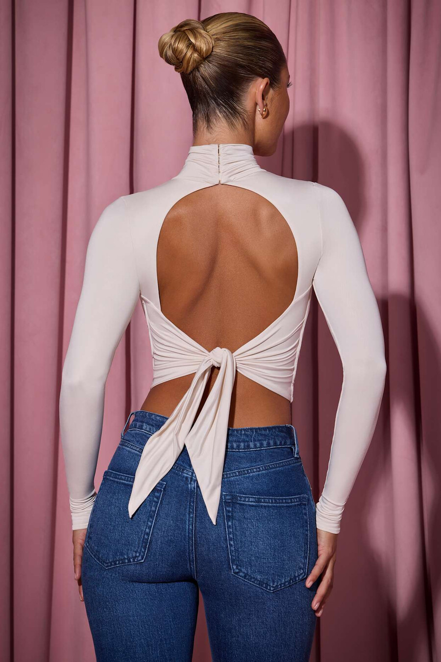 blusa com decote drapeado e amarração nas costas na cor marfim