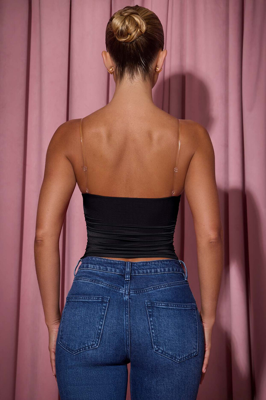 blusa regata preta com decote profundo e franzido