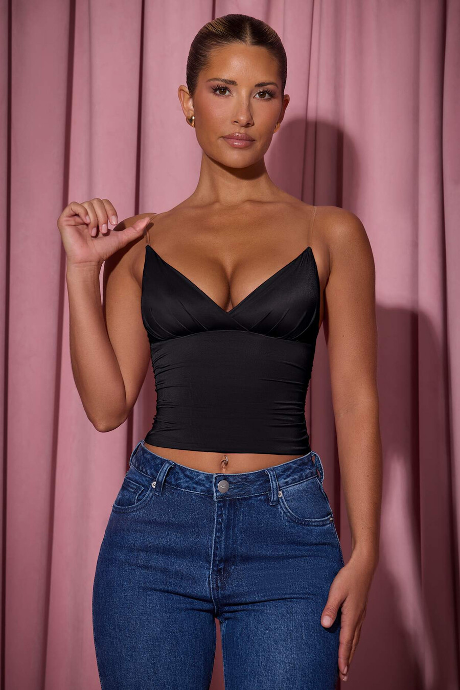 blusa regata preta com decote profundo e franzido