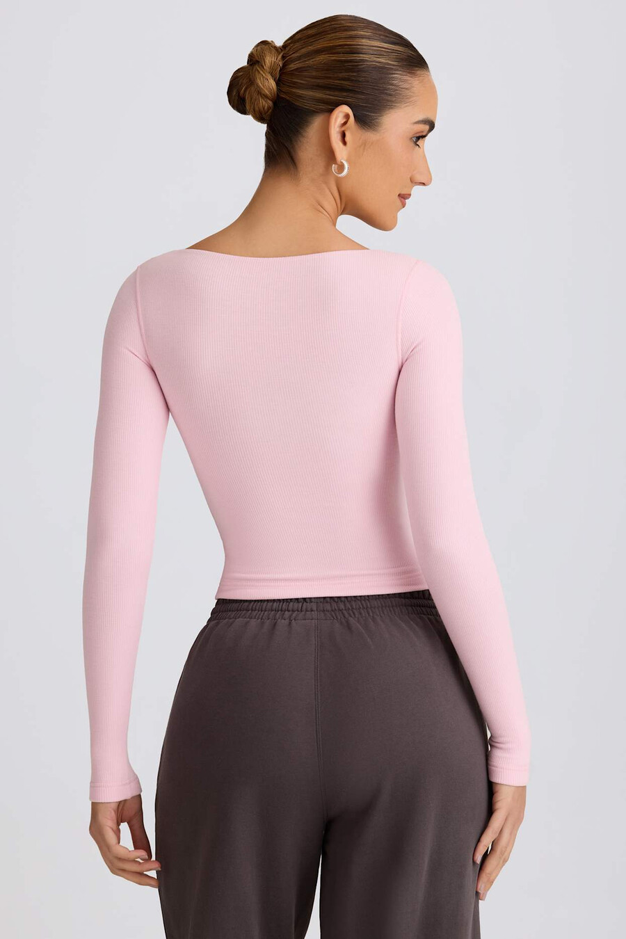 blusa canelada em modal com decote em v franzido na cor rosa claro.
