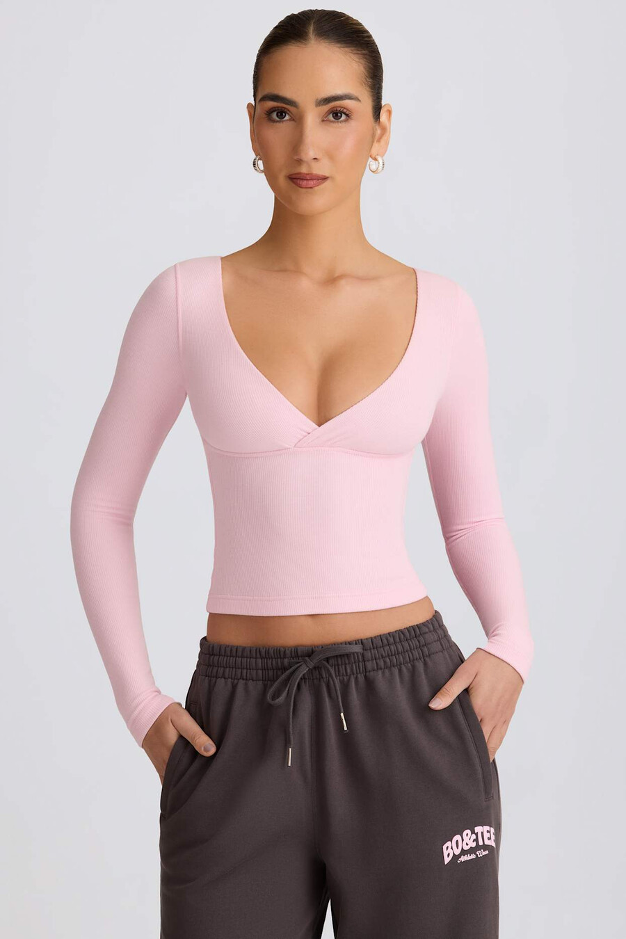 blusa canelada em modal com decote em v franzido na cor rosa claro.