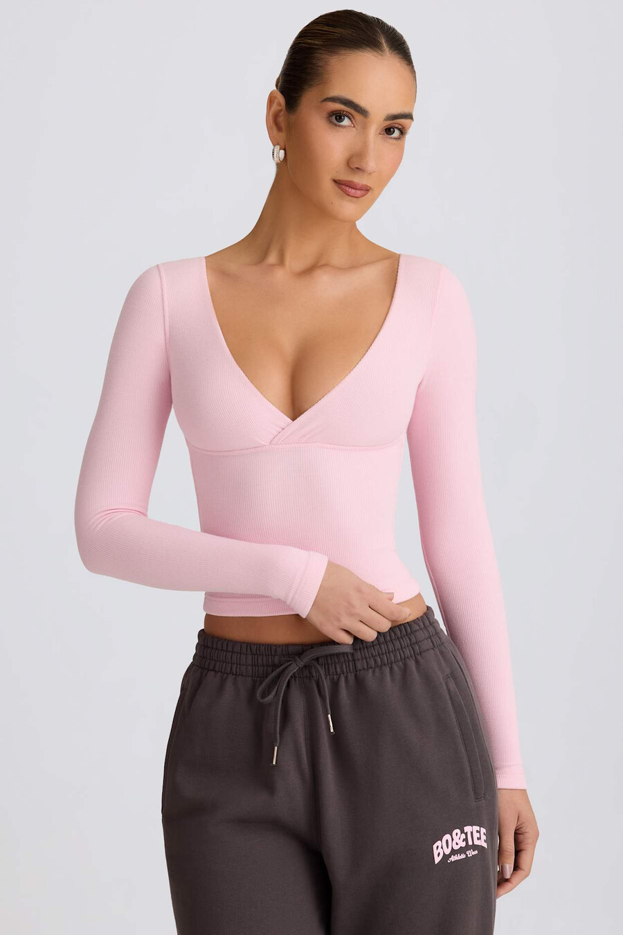 blusa canelada em modal com decote em v franzido na cor rosa claro.