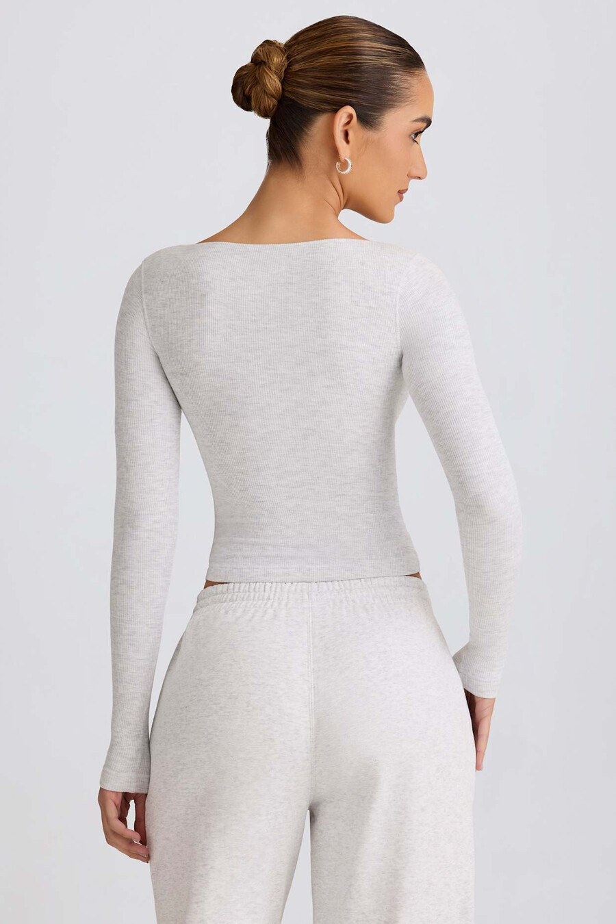 blusa canelada em modal com decote em v franzido na cor cinza mescla.