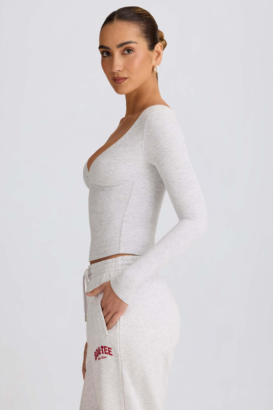 blusa canelada em modal com decote em v franzido na cor cinza mescla.