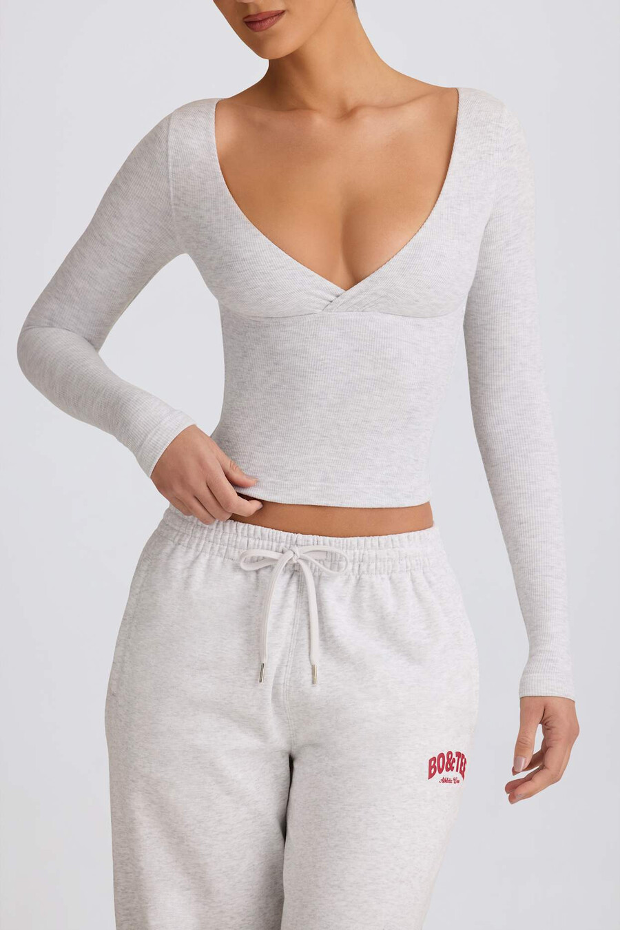 blusa canelada em modal com decote em v franzido na cor cinza mescla.