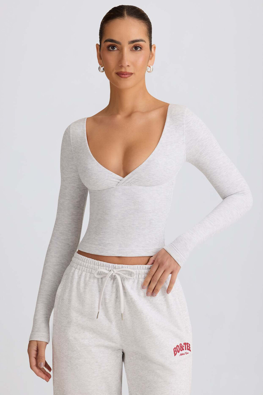 blusa canelada em modal com decote em v franzido na cor cinza mescla.