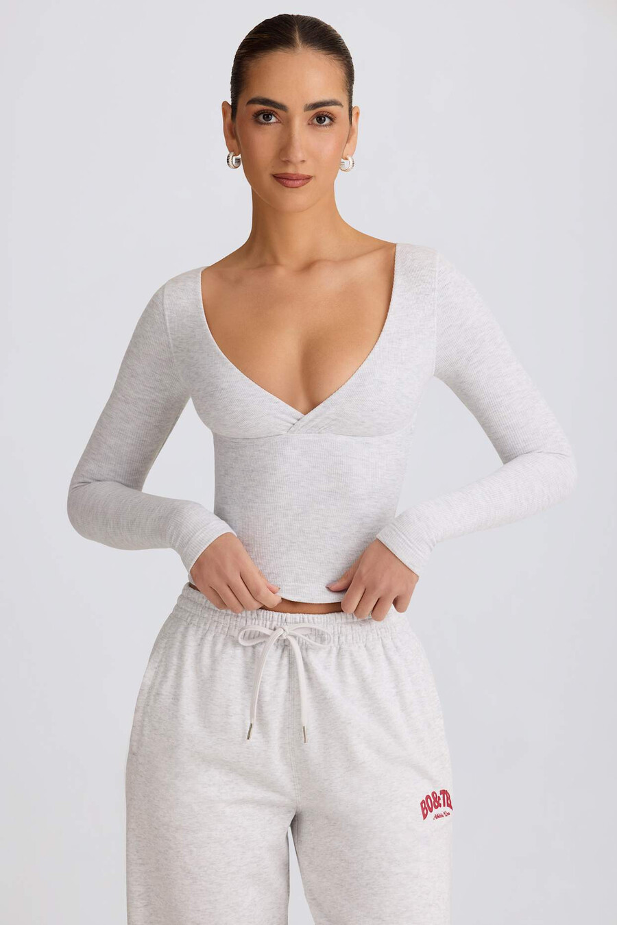 blusa canelada em modal com decote em v franzido na cor cinza mescla.