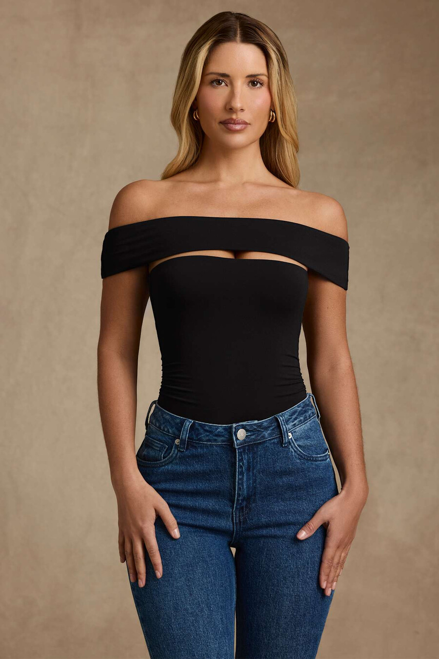 body de modal com recortes e ombros à mostra na cor preta.