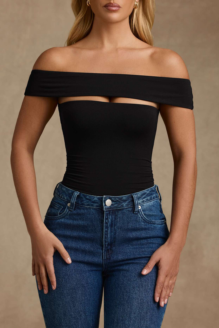 body de modal com recortes e ombros à mostra na cor preta.