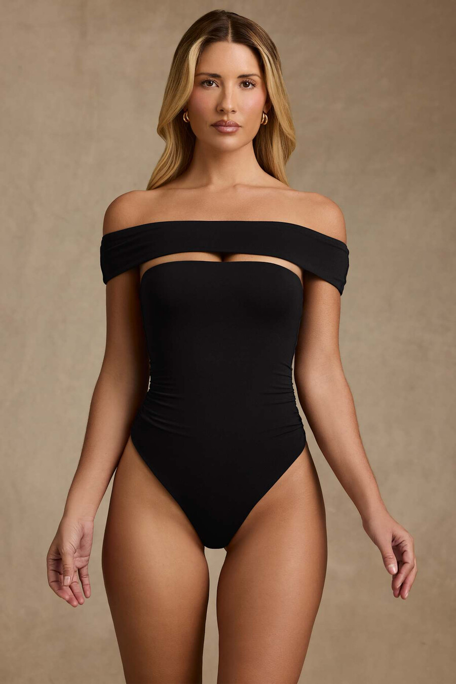 body de modal com recortes e ombros à mostra na cor preta.