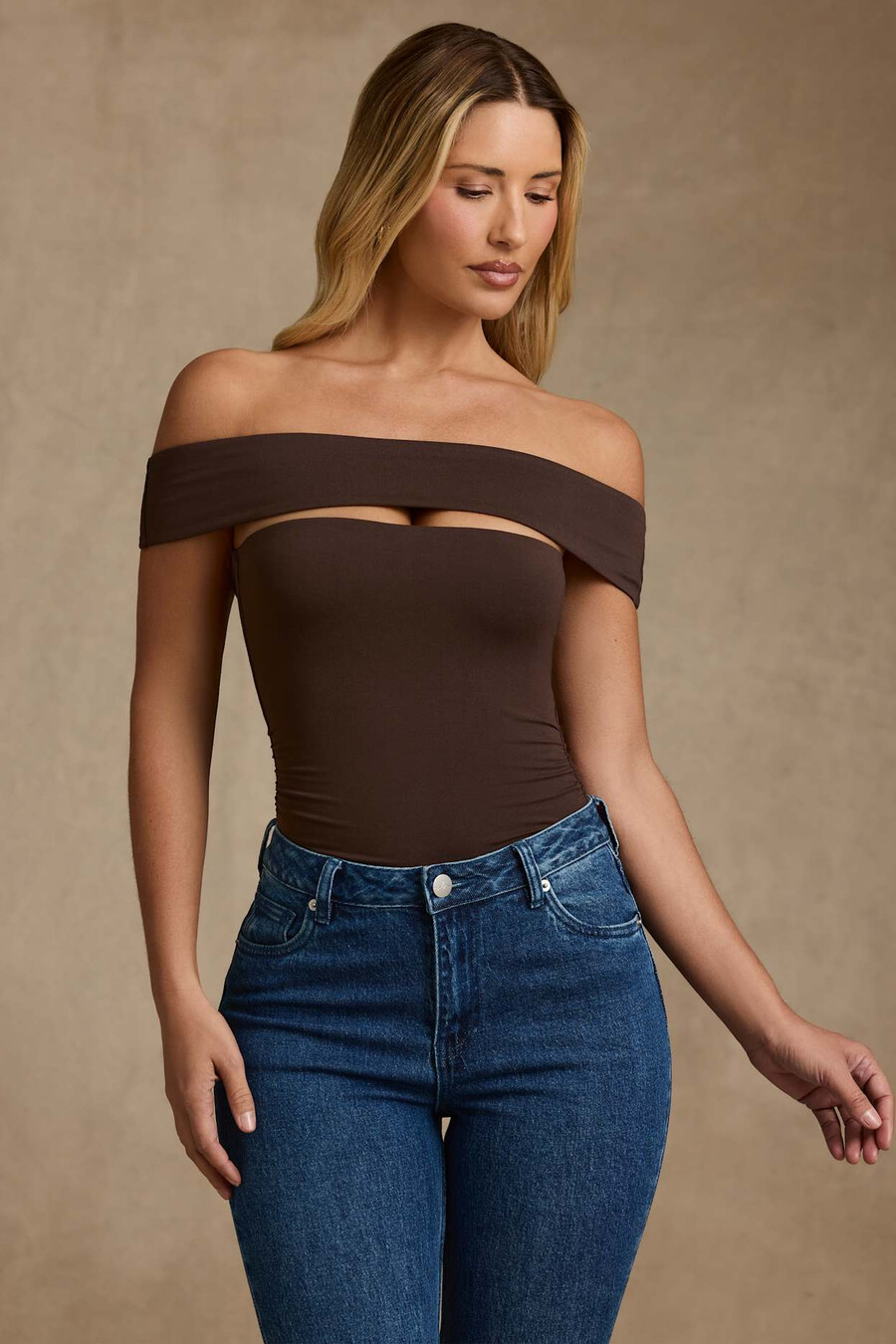 body de modal com recortes e ombros à mostra na cor marrom chocolate.
