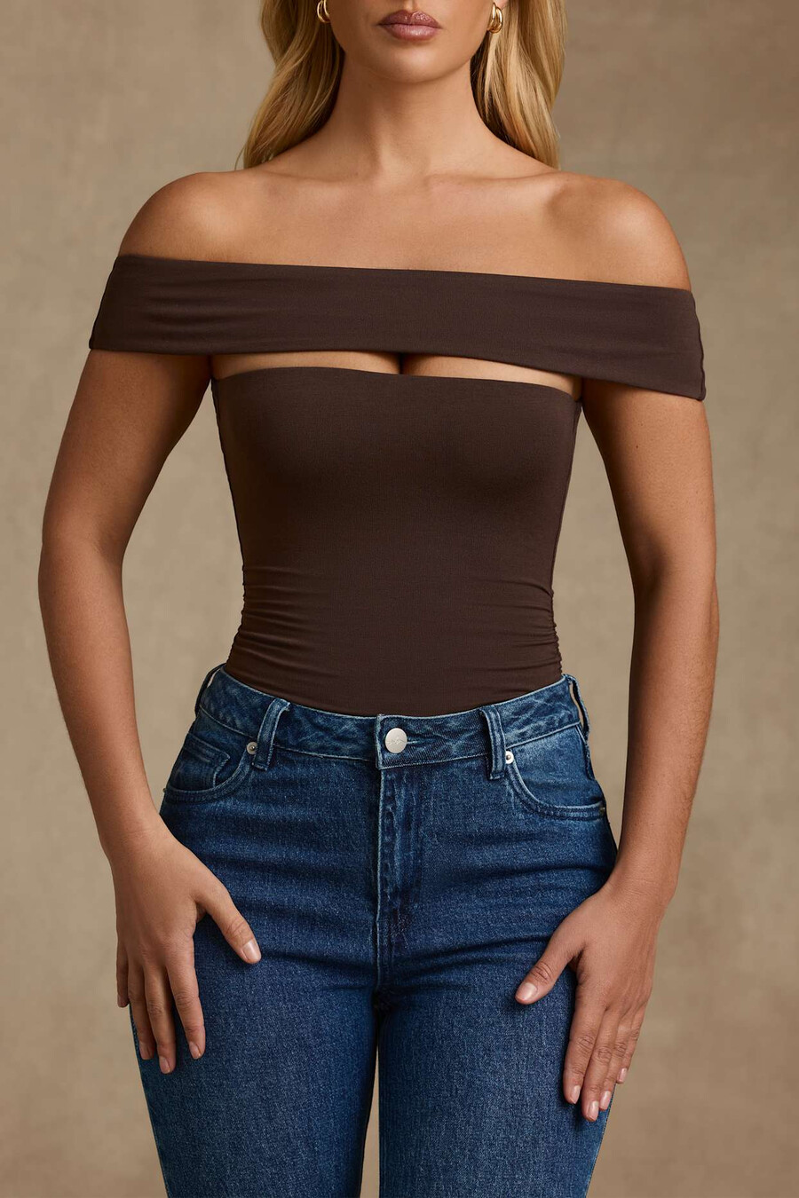 body de modal com recortes e ombros à mostra na cor marrom chocolate.
