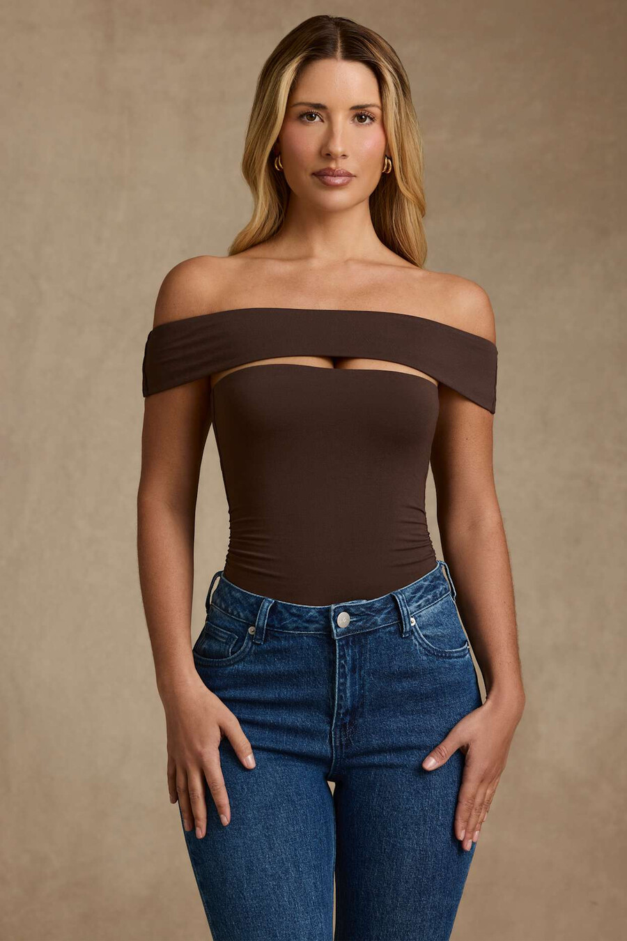 body de modal com recortes e ombros à mostra na cor marrom chocolate.