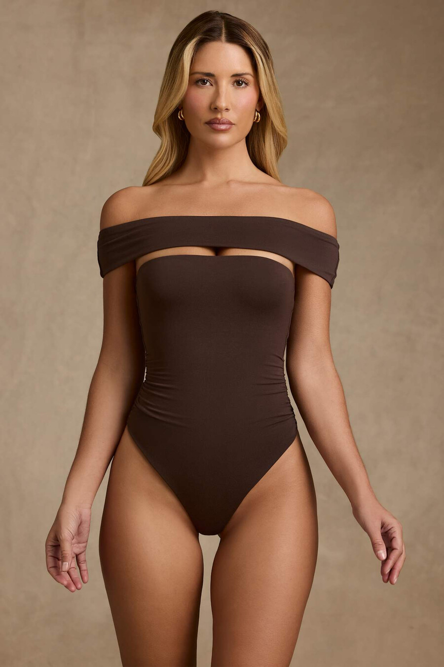 body de modal com recortes e ombros à mostra na cor marrom chocolate.