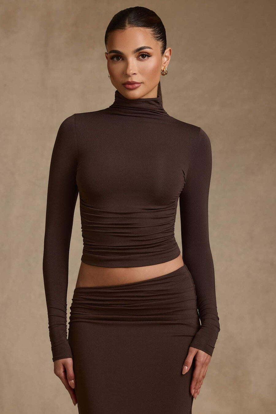 blusa de gola alta sem costas com franzido em modal na cor marrom chocolate.