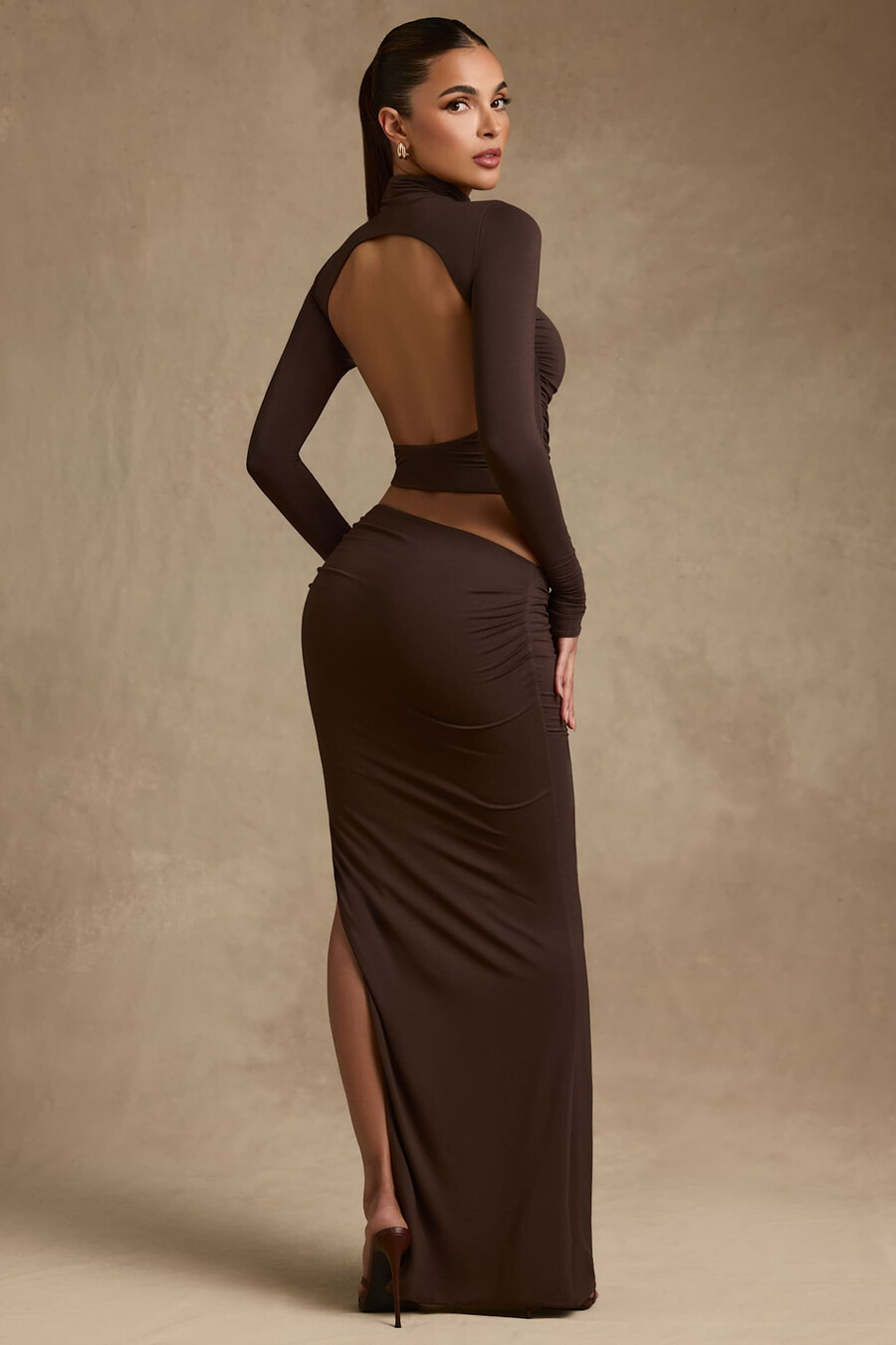blusa de gola alta sem costas com franzido em modal na cor marrom chocolate.
