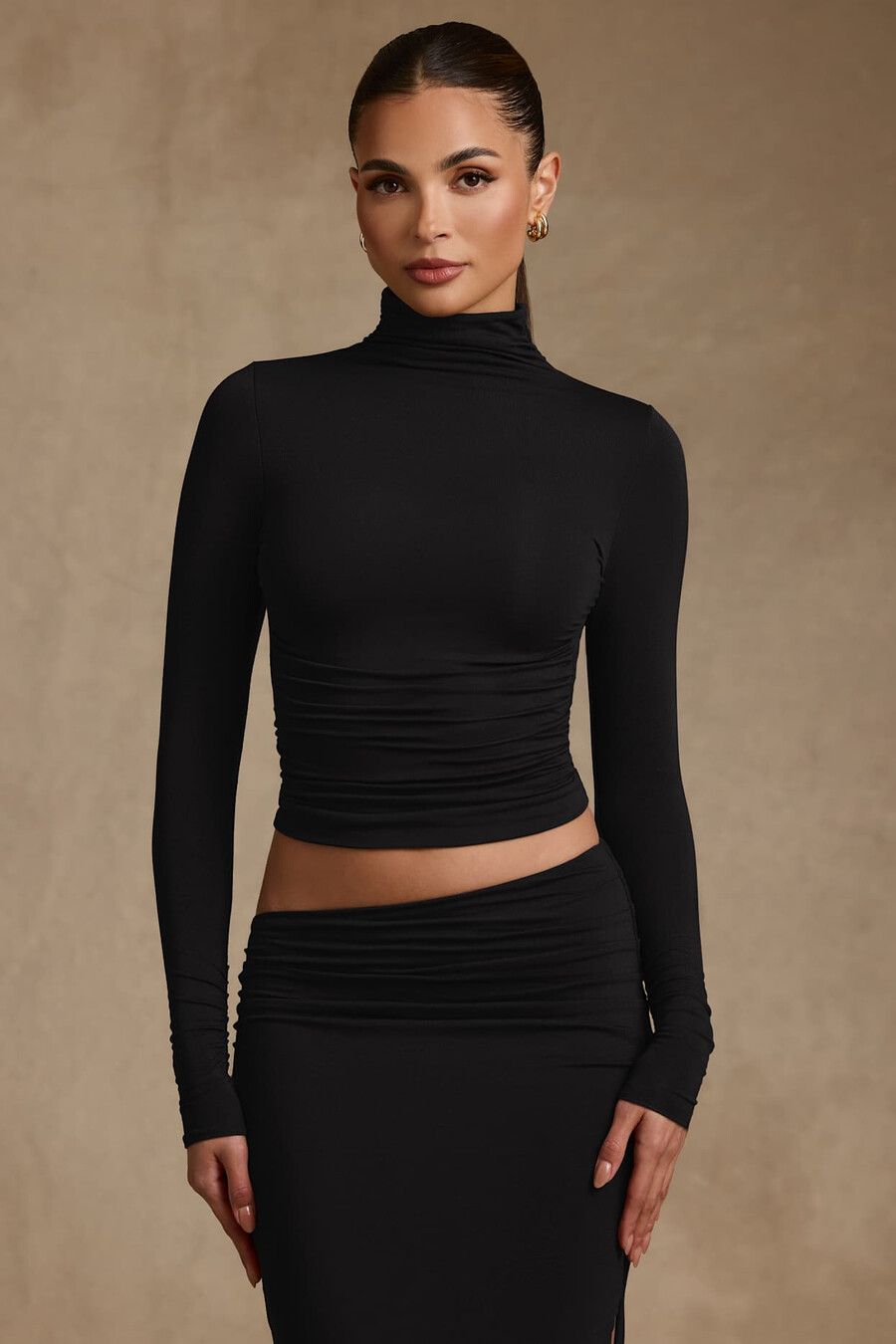 blusa de gola alta sem costas com franzido em modal na cor preta.