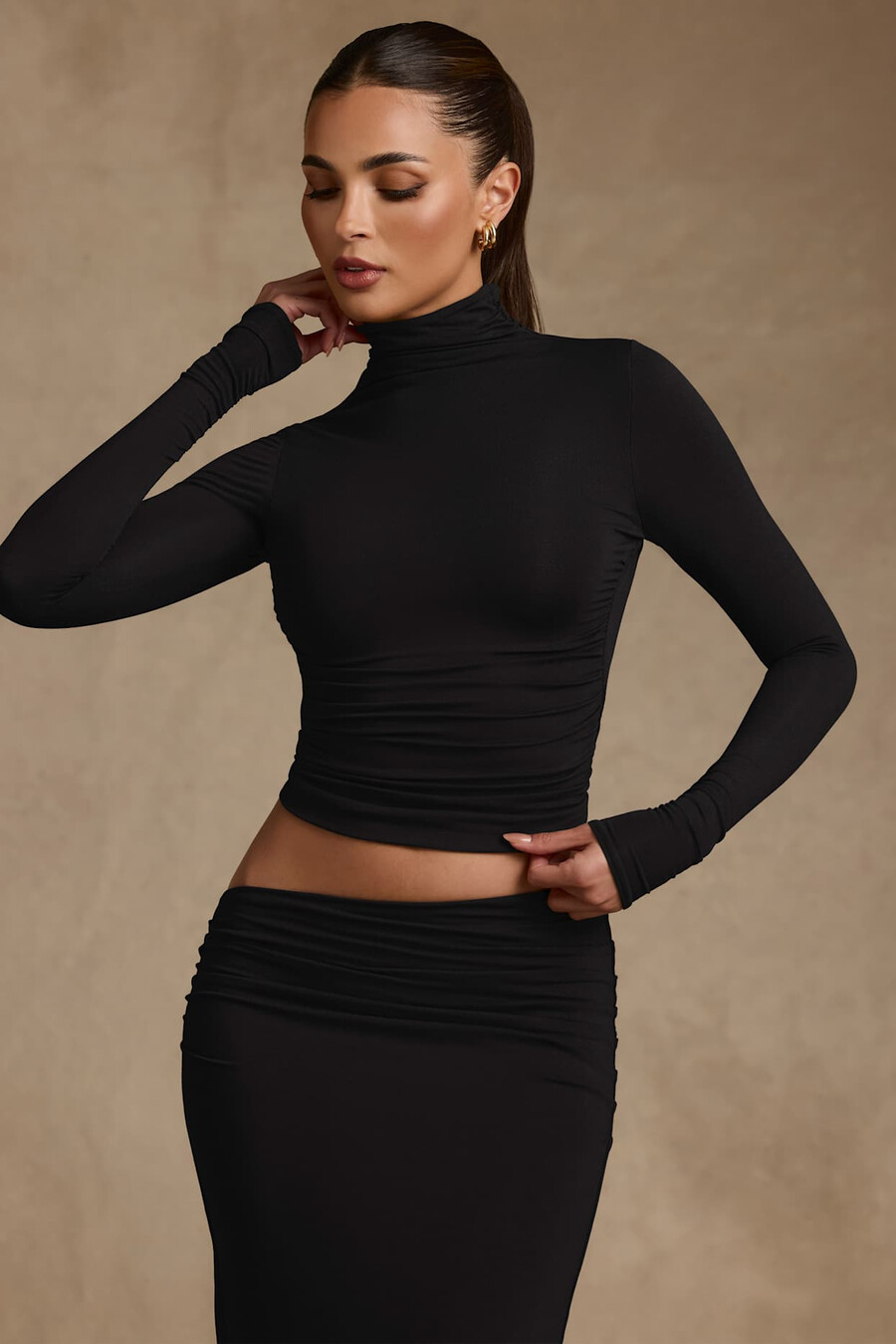 blusa de gola alta sem costas com franzido em modal na cor preta.