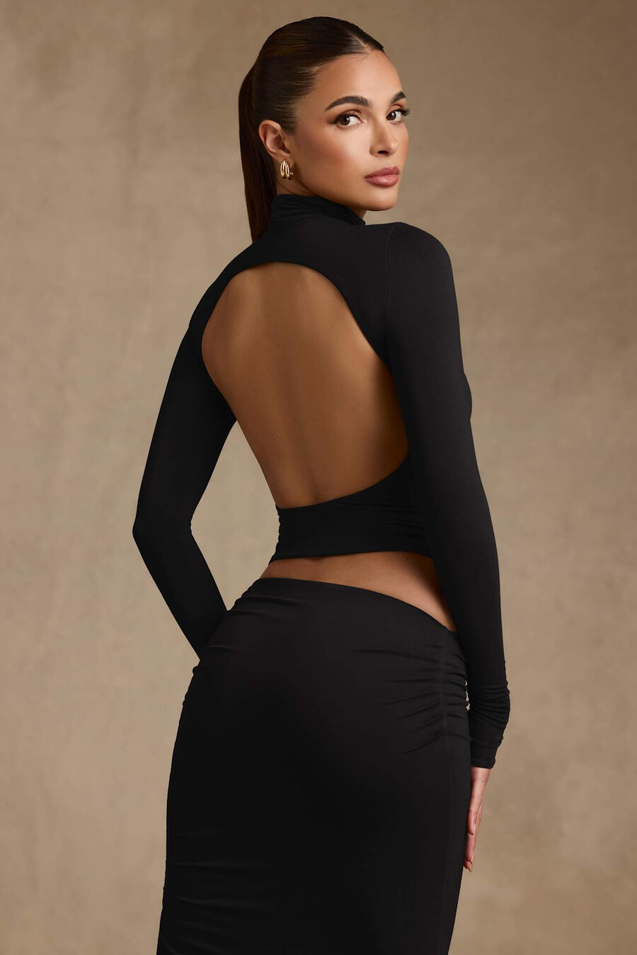 blusa de gola alta sem costas com franzido em modal na cor preta.