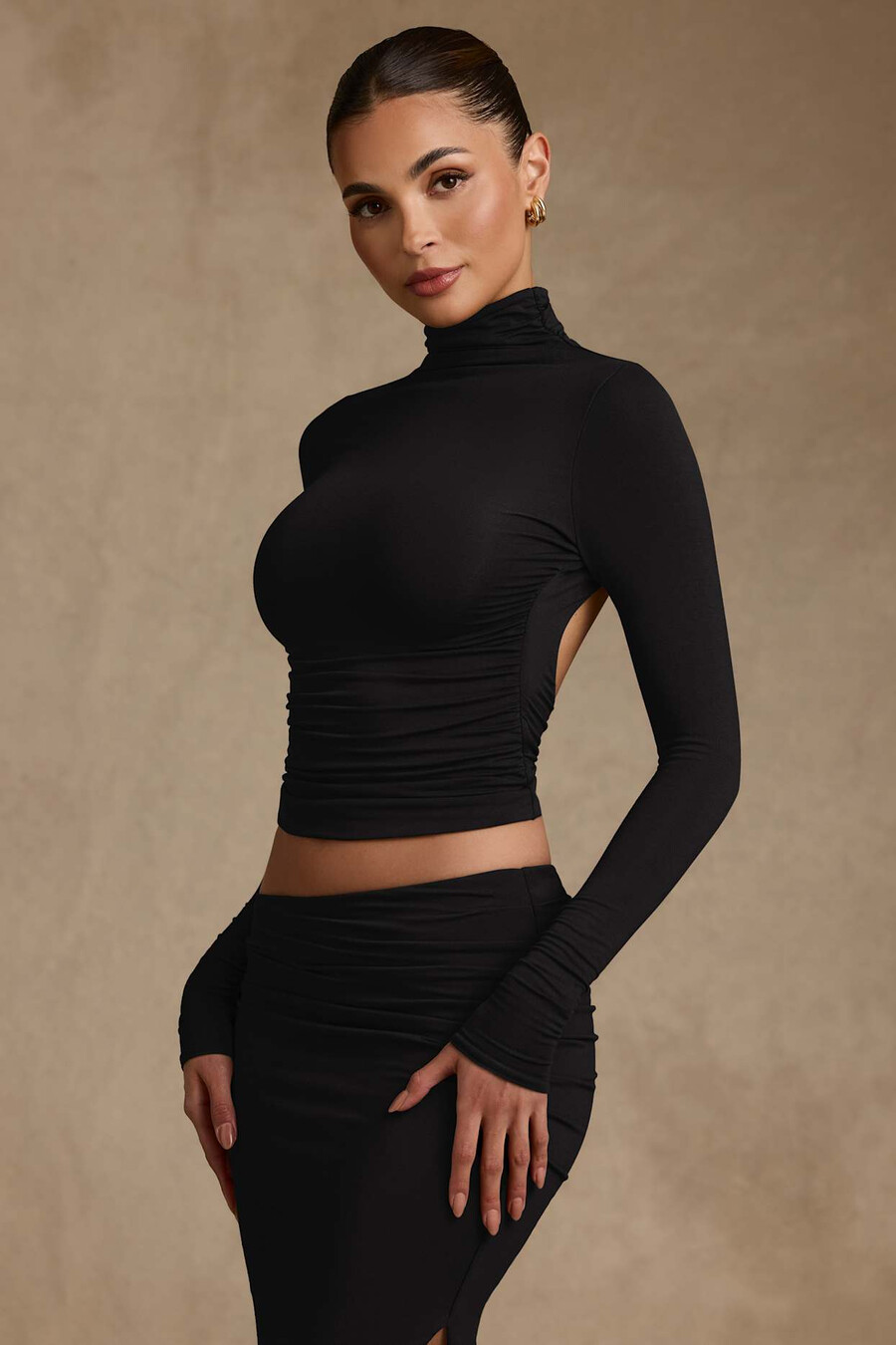 blusa de gola alta sem costas com franzido em modal na cor preta.