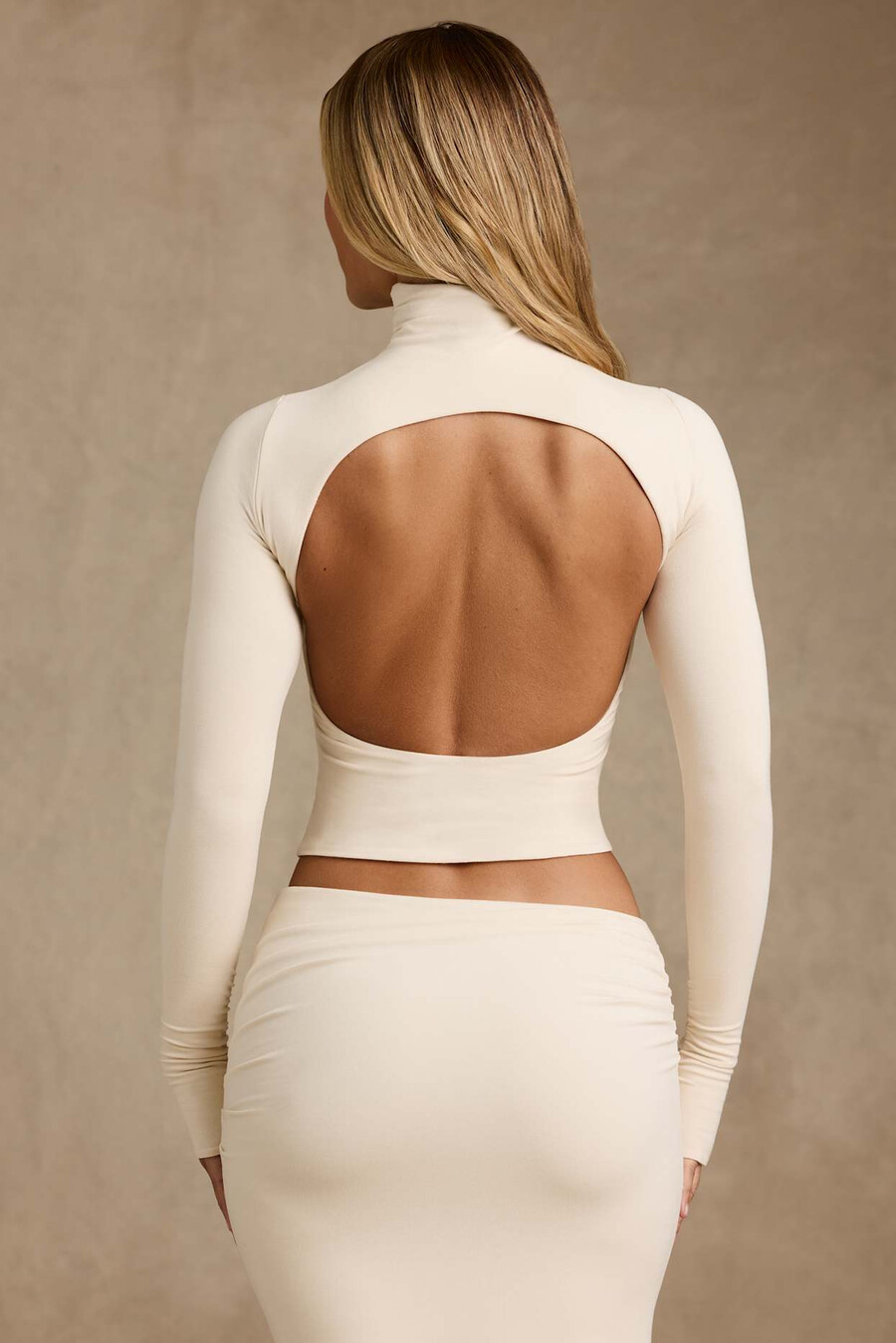 blusa de gola alta sem costas com franzido em modal na cor marfim.