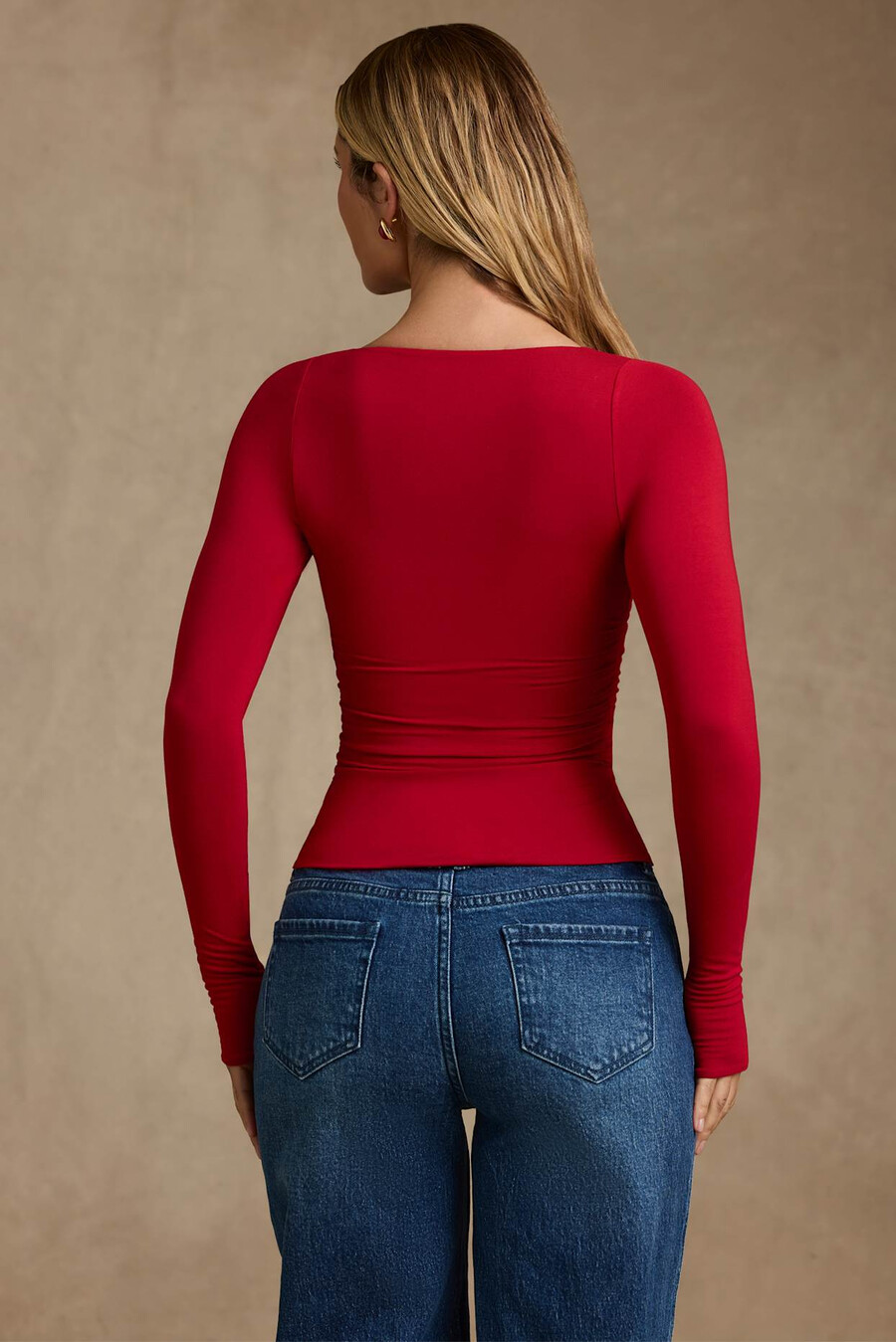 blusa de manga comprida franzida em modal na cor vermelha.