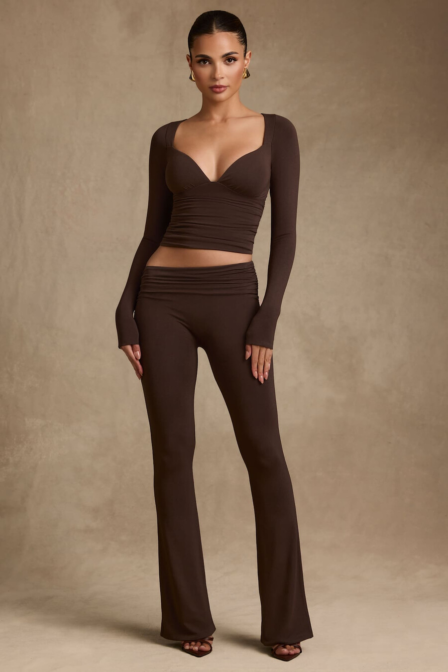 blusa de manga comprida franzida em modal na cor marrom chocolate
