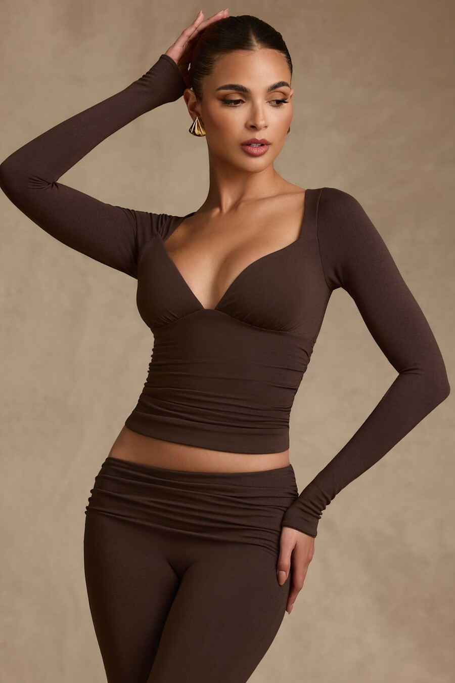 blusa de manga comprida franzida em modal na cor marrom chocolate