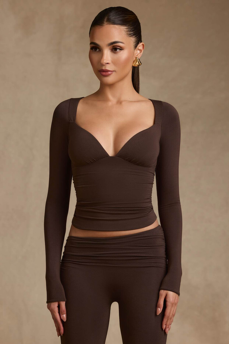 blusa de manga comprida franzida em modal na cor marrom chocolate