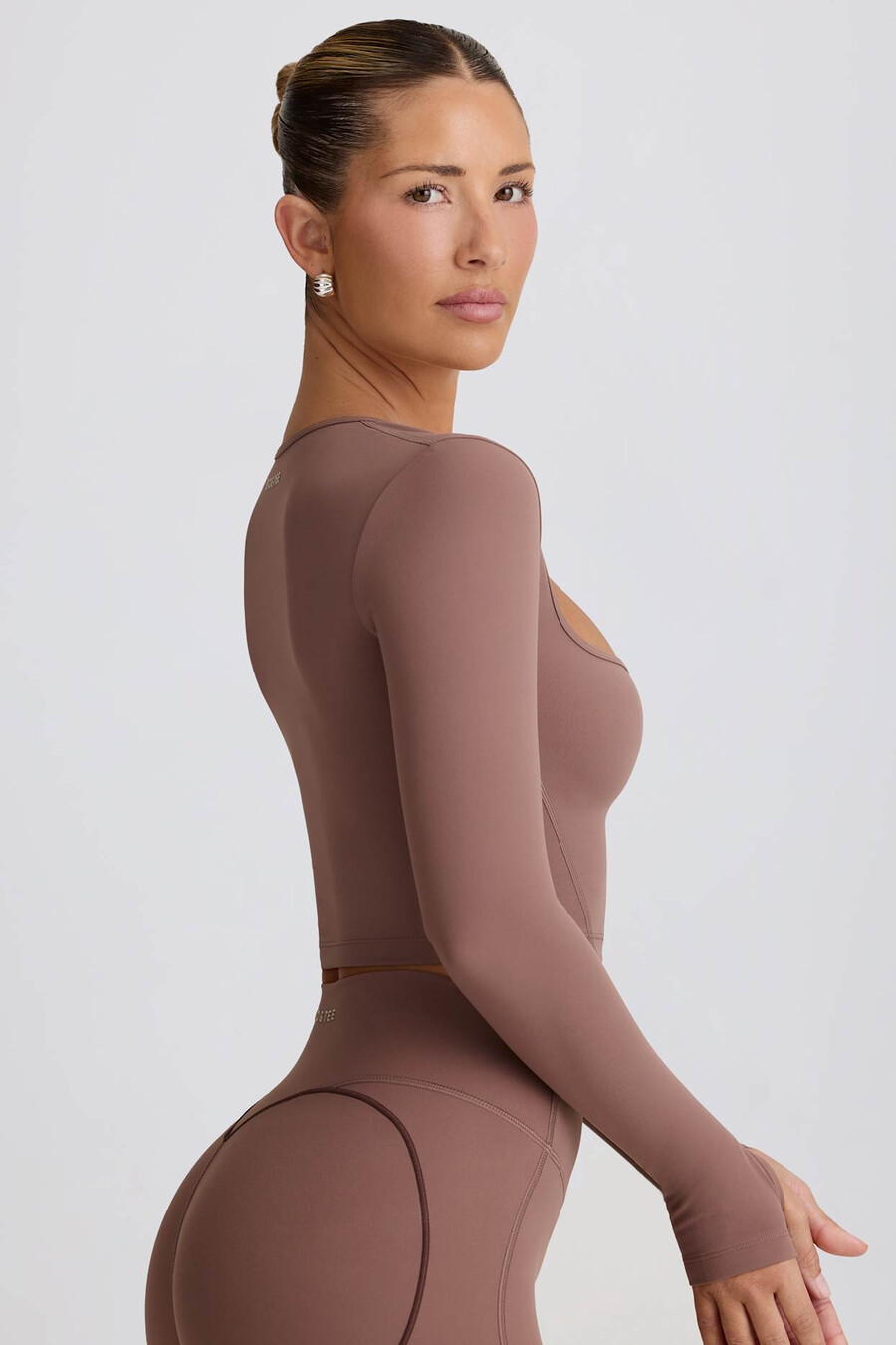 top cropped soft active com decote coração na cor mocha