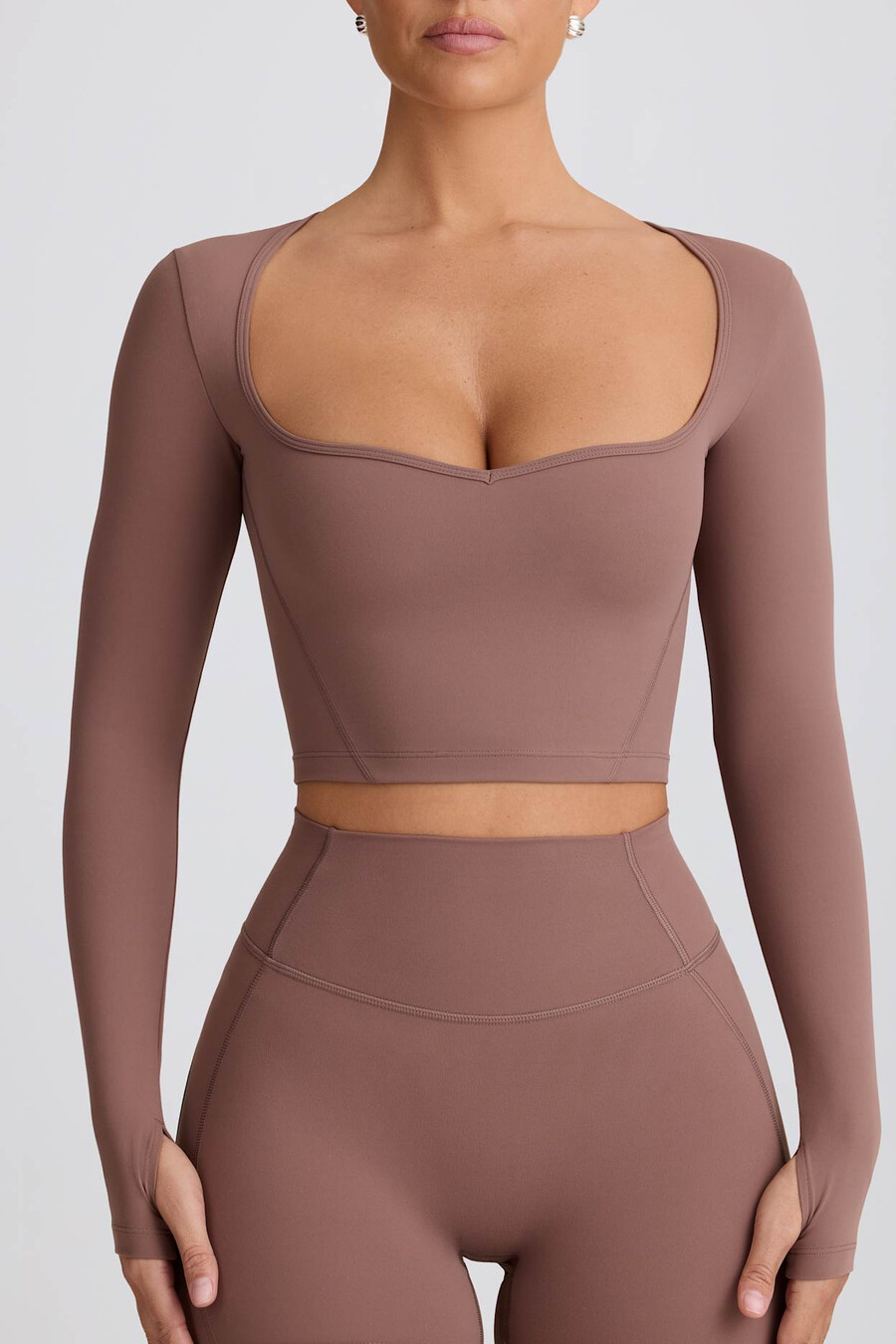 top cropped soft active com decote coração na cor mocha