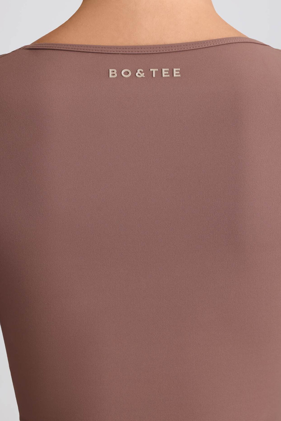 top cropped soft active com decote coração na cor mocha