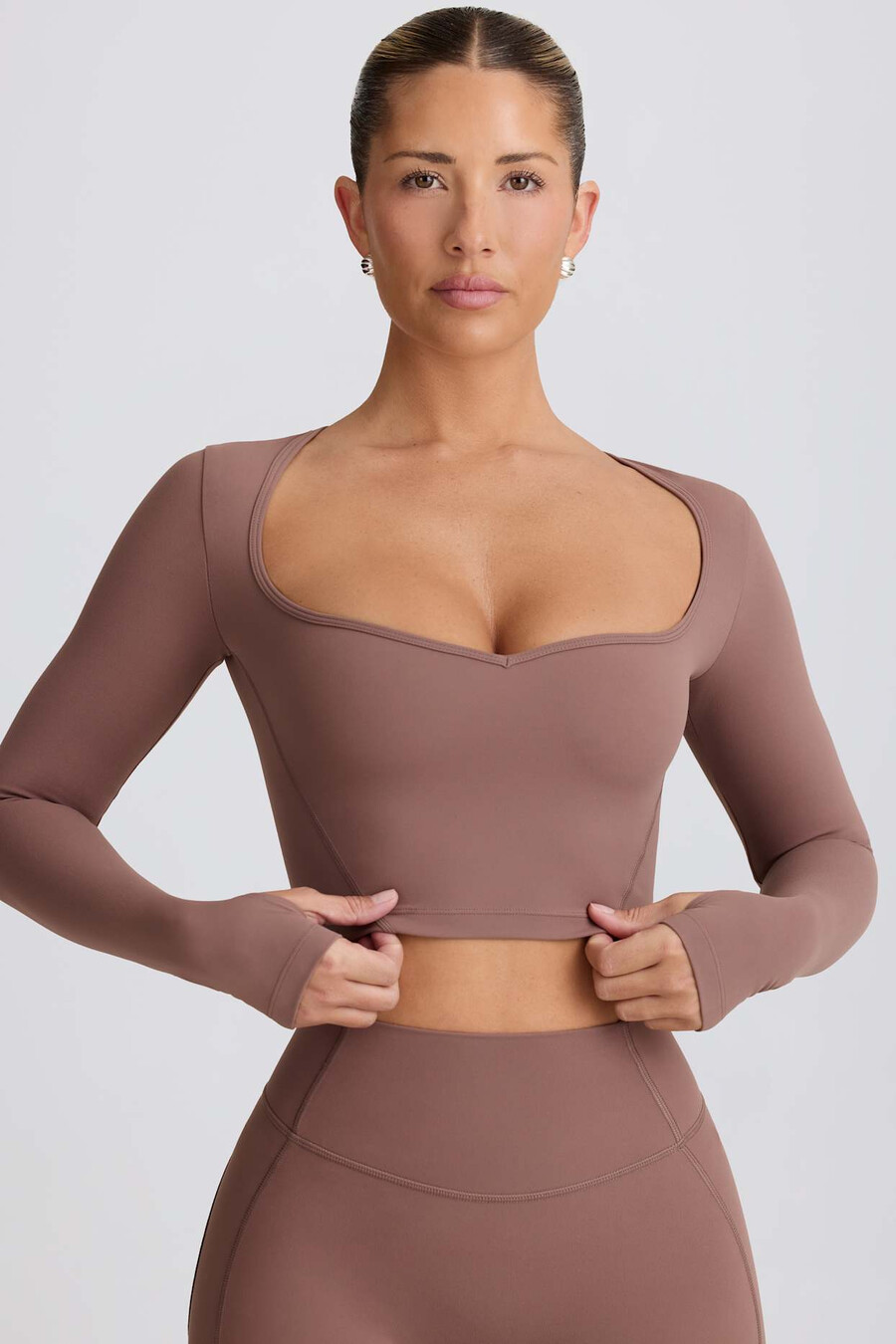 top cropped soft active com decote coração na cor mocha