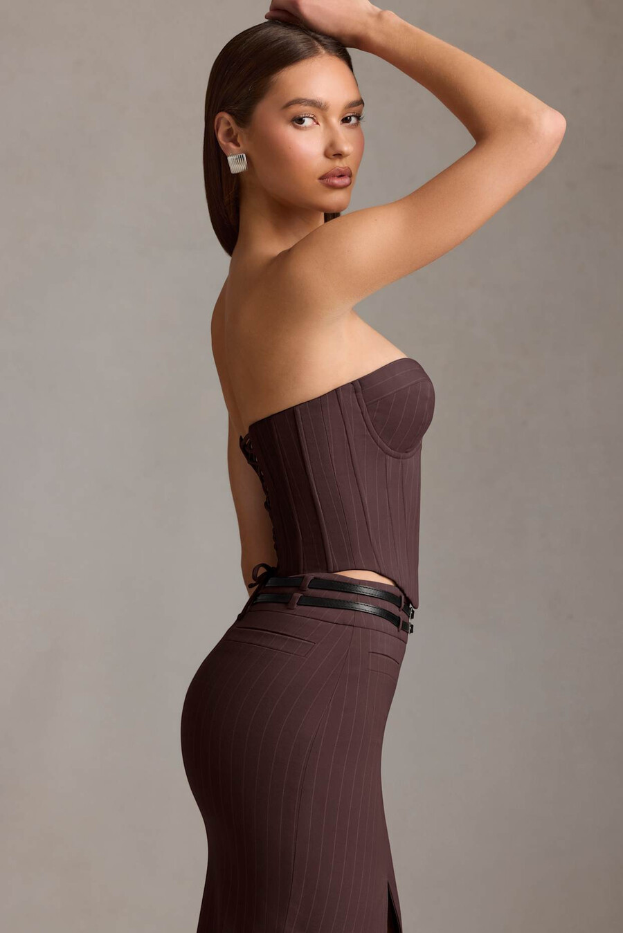 top corset com risca de giz e amarração na cor marrom chocolate