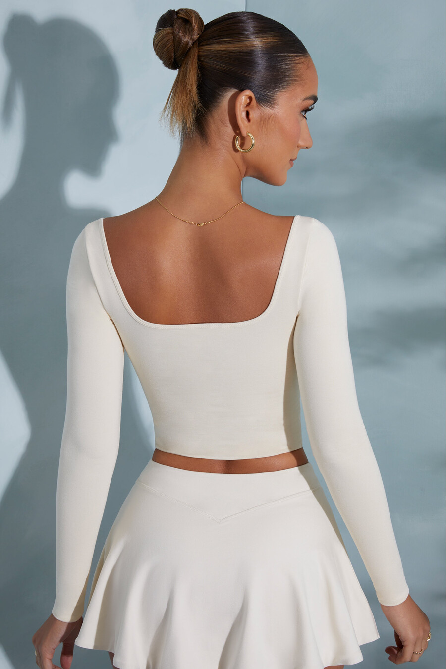 blusa de manga comprida com decote quadrado arredondado na cor marfim.