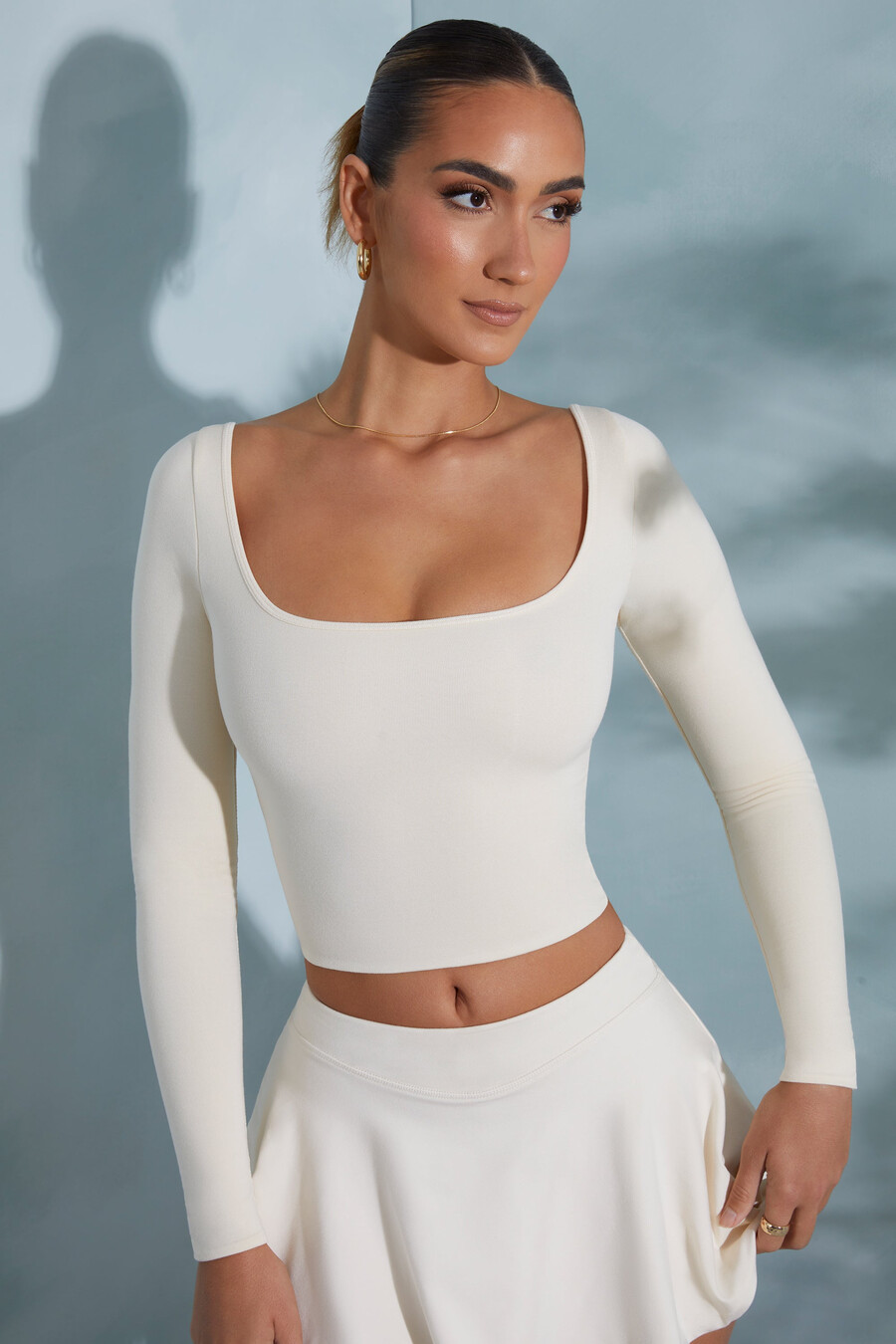 blusa de manga comprida com decote quadrado arredondado na cor marfim.