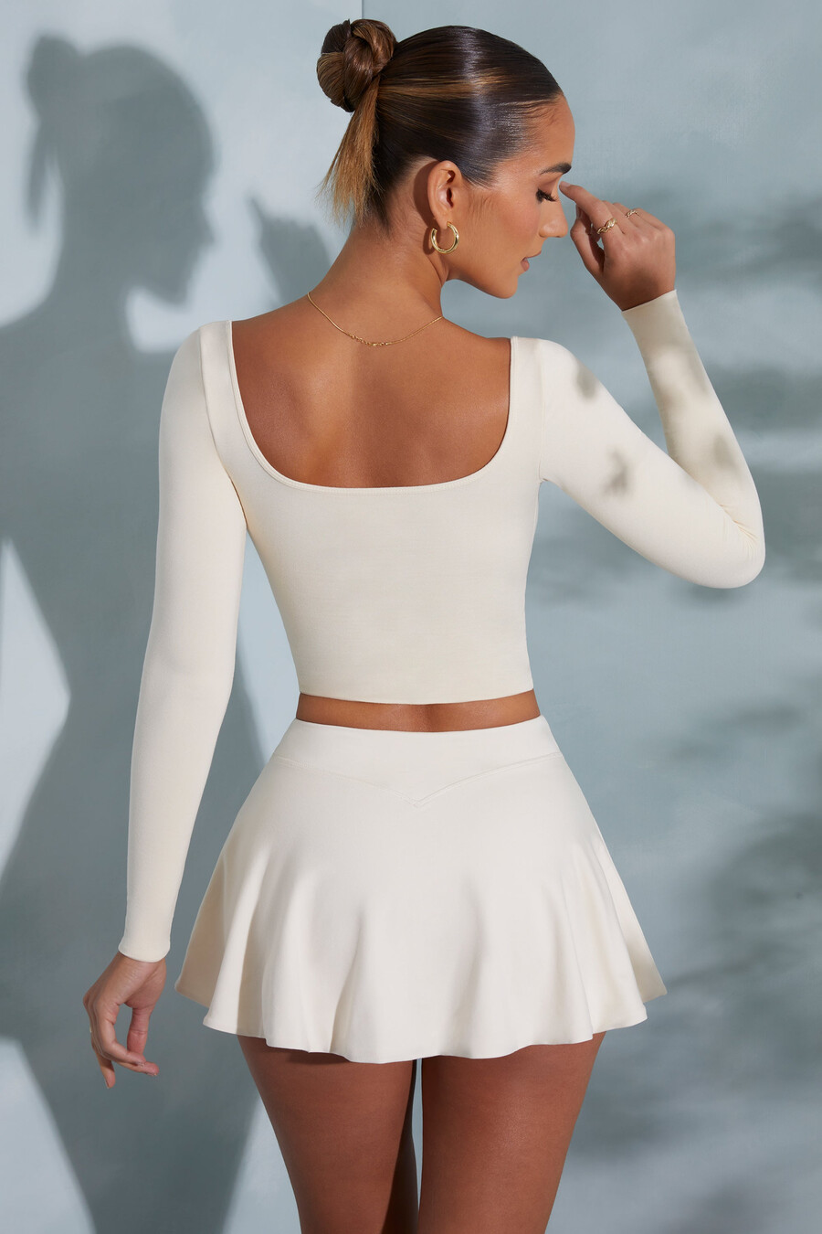 blusa de manga comprida com decote quadrado arredondado na cor marfim.