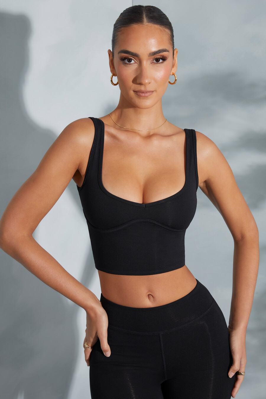 top cropped com decote coração na cor preta