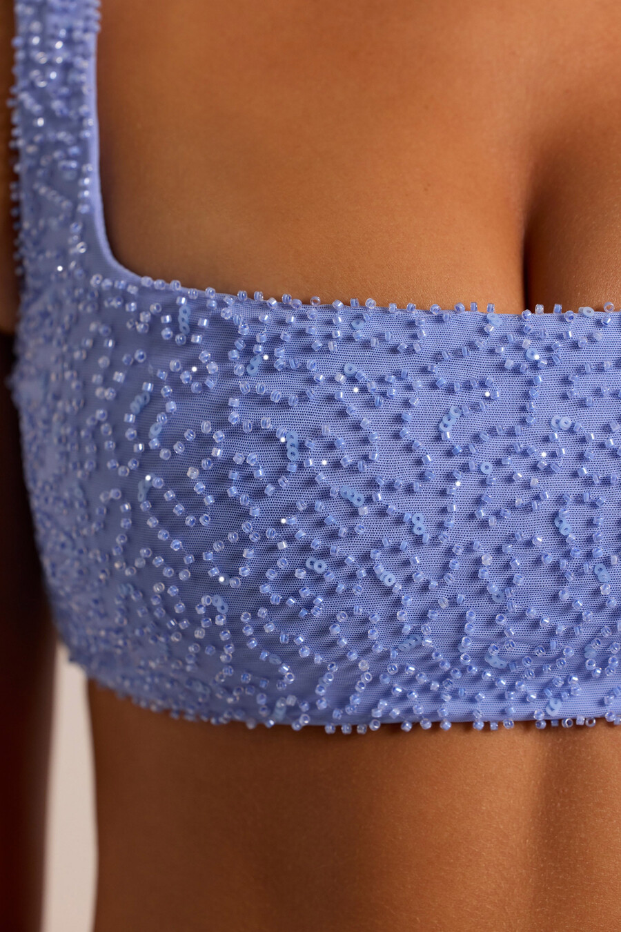 sutiã sem alças com decote quadrado e detalhes brilhantes na cor azul claro.