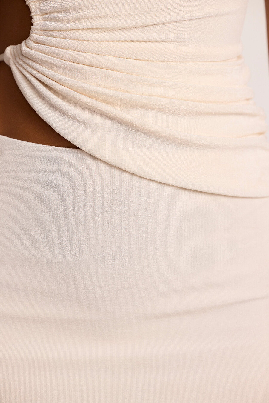 blusa de um ombro só com textura em jérsei franzido e recorte na cor marfim.