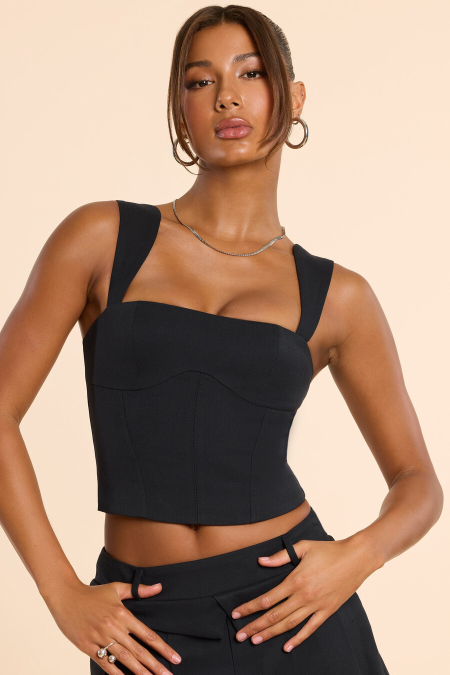 blusa de alfaiataria com decote quadrado em sarja escovada na cor preta.