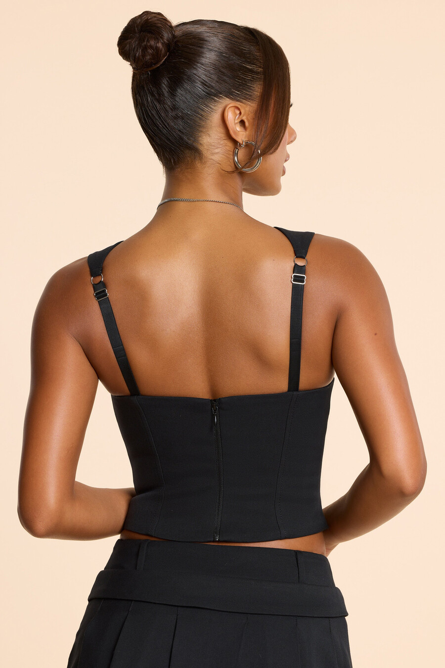 blusa de alfaiataria com decote quadrado em sarja escovada na cor preta.