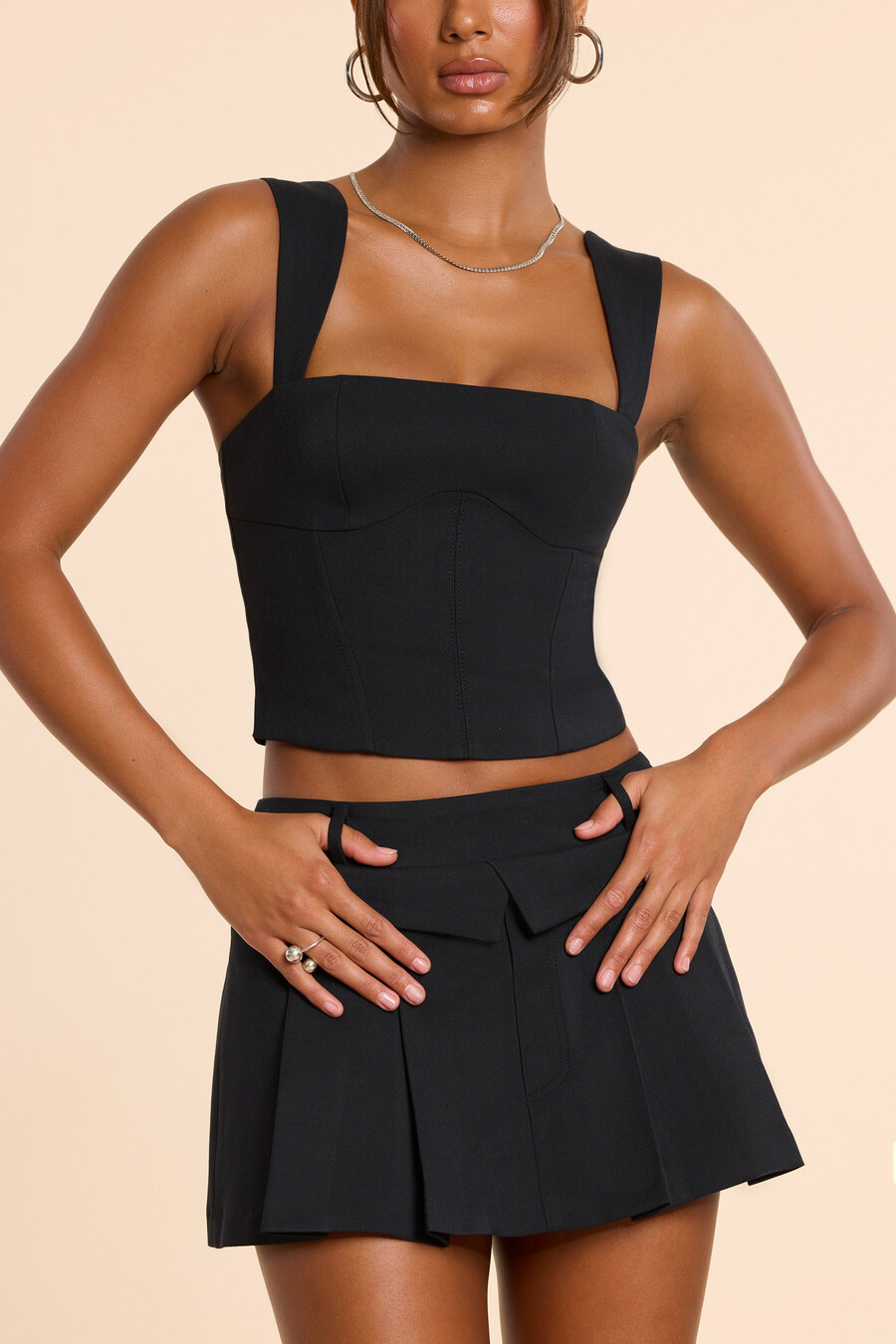 blusa de alfaiataria com decote quadrado em sarja escovada na cor preta.