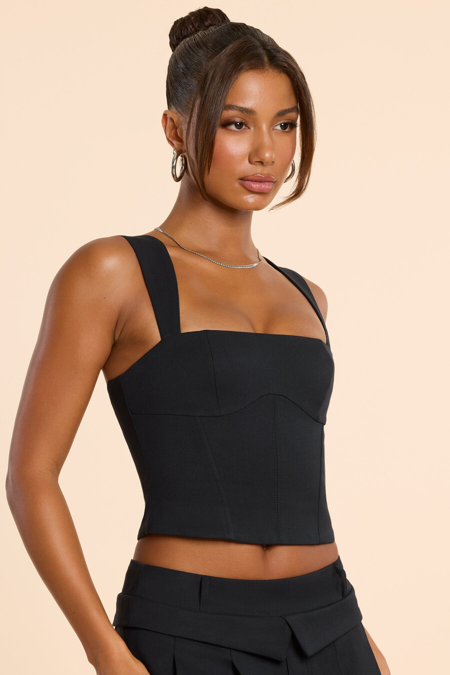 blusa de alfaiataria com decote quadrado em sarja escovada na cor preta.