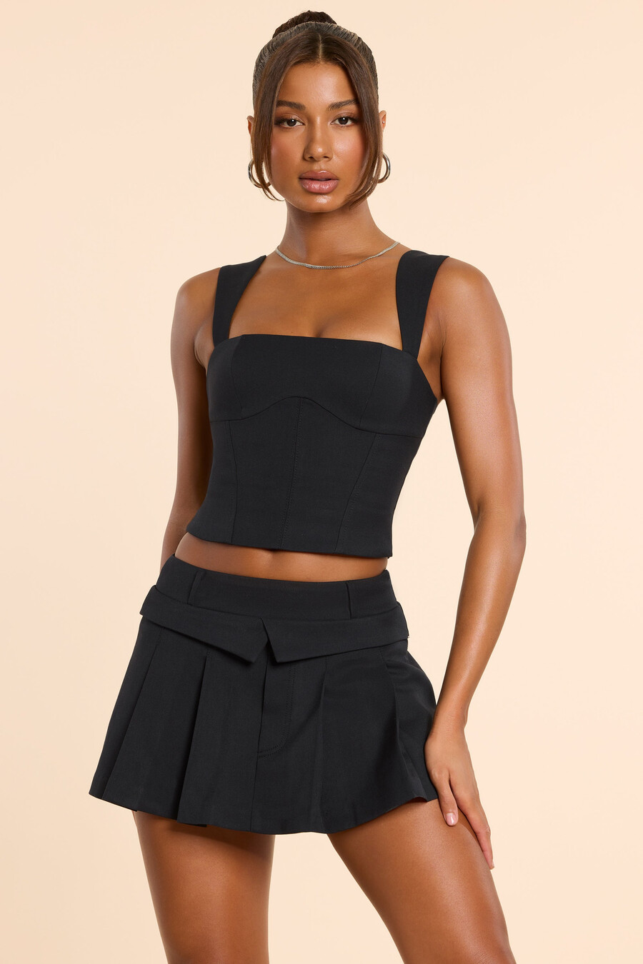 blusa de alfaiataria com decote quadrado em sarja escovada na cor preta.