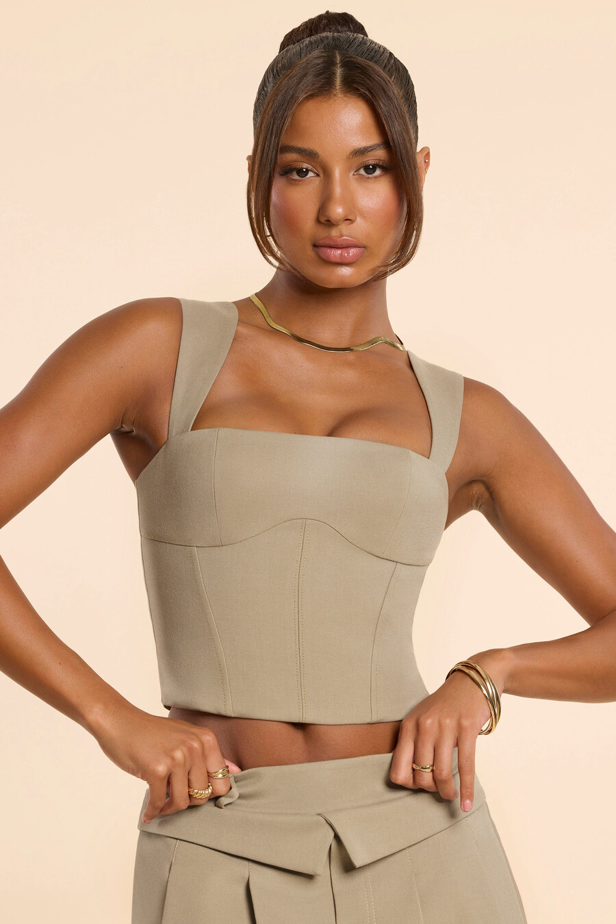 blusa de alfaiataria com decote quadrado em sarja escovada na cor taupe.
